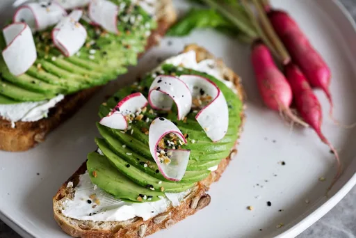 Tostada de aguacate con especias para rosquilla y queso crema