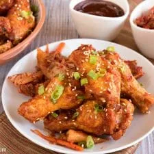 Alitas de pollo con kimchi y gochujang al estilo coreano