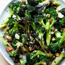 Ensalada de brócoli a la plancha con dátiles, almendras y queso cheddar