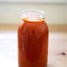 Salsa rápida y fresca de tomate y albahaca