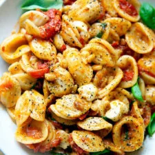 Pasta con salsa simple de tomates cherry