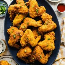 Alitas de pollo al curry fritas al estilo jamaicano