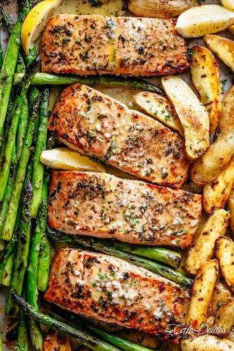 Salmón al horno con mantequilla y ajo