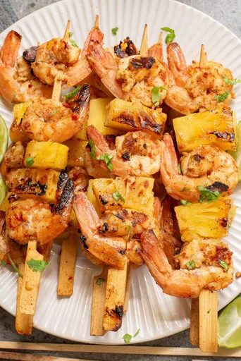 Brochetas asiáticas de langostinos y piña