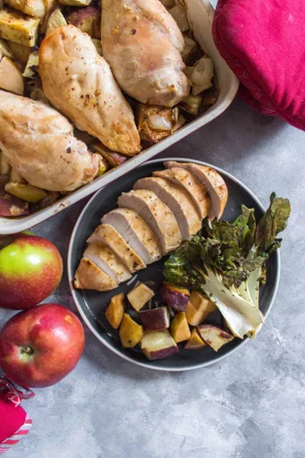 Pollo al miso dulce con manzana, pak choi asado y boniatos