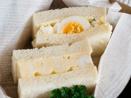 Sándwiches japoneses de ensalada de huevo Tamago sando