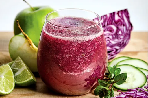 Jugo antioxidante con col y frambuesas
