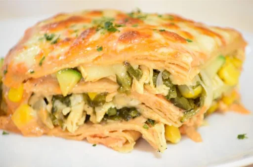 Pastel azteca con pollo, chile poblano y elotes