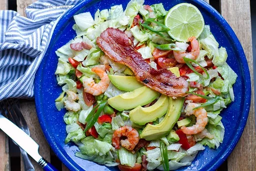 Ensalada BLT paleo de 20 minutos con langostinos y aguacate