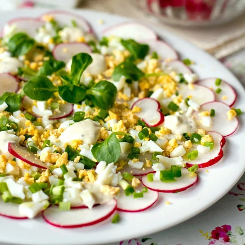 Ensalada de rábanos con huevos y aderezo cremoso