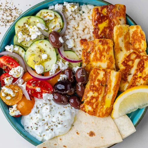 Bolws griegos con queso halloumi dorado (vegetarianos)