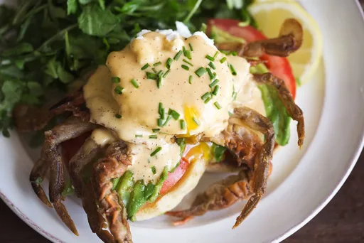 Huevos Benedictinos con cangrejo de caparazón blando y salsa holandesa cajún