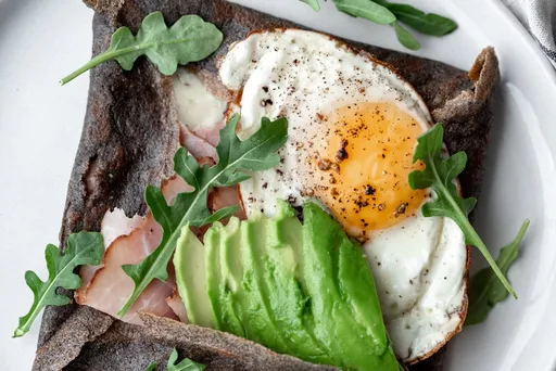 Crepes de trigo sarraceno con queso, aguacate, jamón y huevos