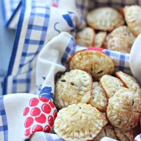Mini galletas de tarta con relleno de crema de queso y chocolate