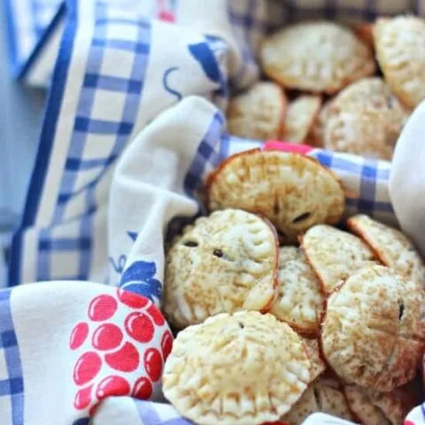 Mini galletas de tarta con relleno de crema de queso y chocolate
