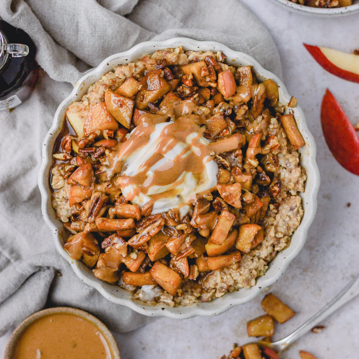 Mingau de aveia com maçã e canela, maçãs caramelizadas e pecãs