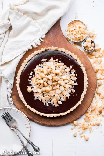 Tarta de chocolate negro, coco y nueces de macadamia