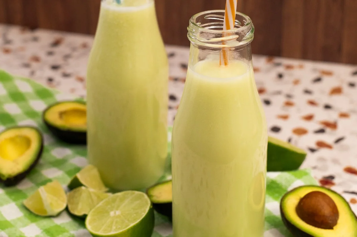 Refrescante limonada de aguacate con ¡solo 4 ingredientes!