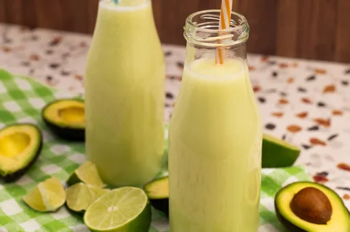 Refrescante limonada de aguacate con ¡solo 4 ingredientes!