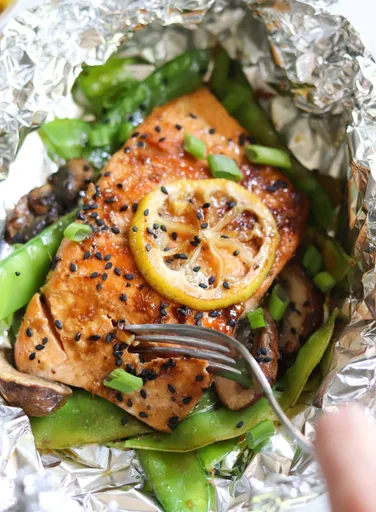 Pescado al horno en papel de aluminio