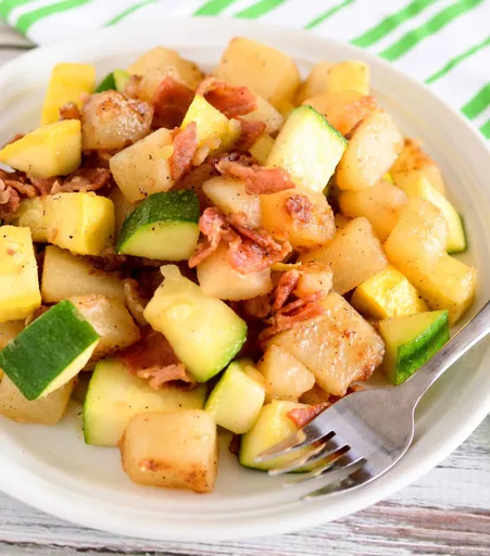 Sartén de patatas, calabacín y bacón
