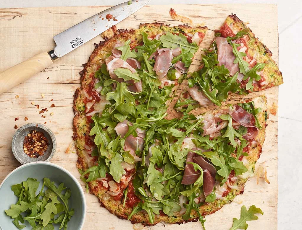 Pizza de rúcula y jamón serrano con base de calabacín