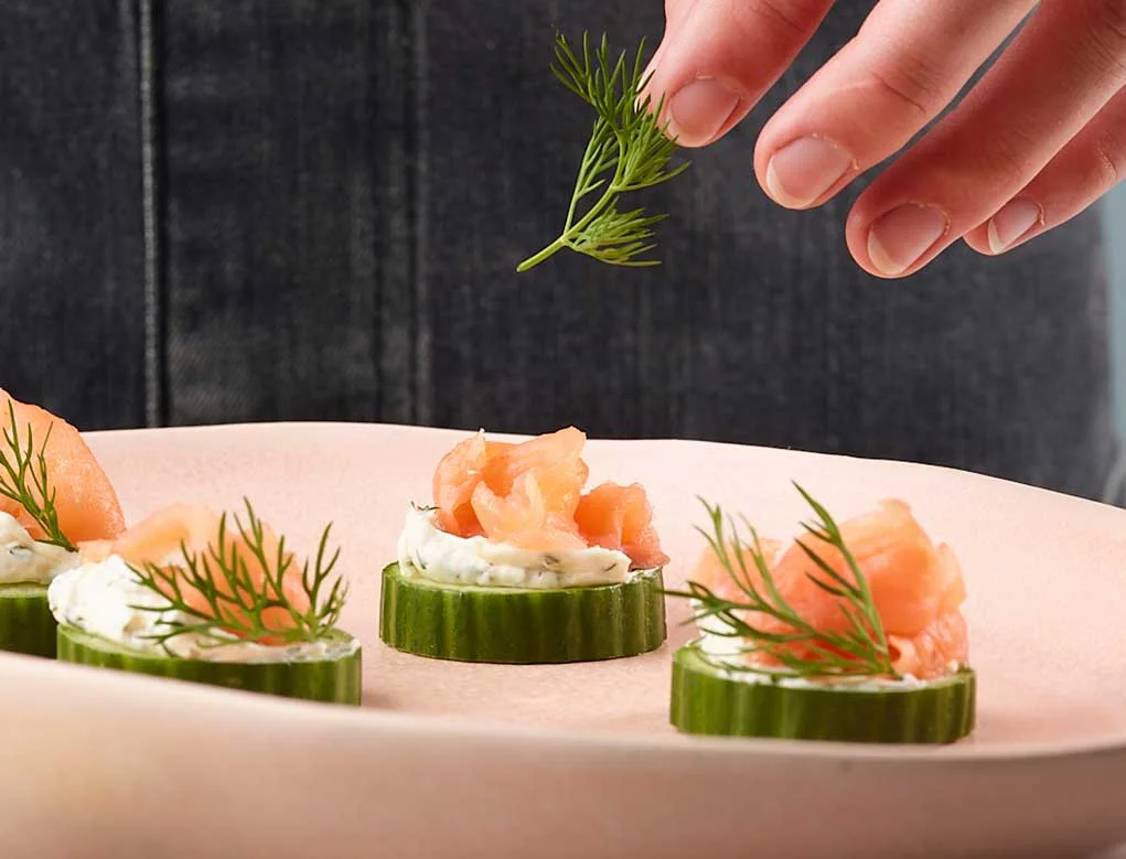Salmón ahumado y Bocadillos de pepino