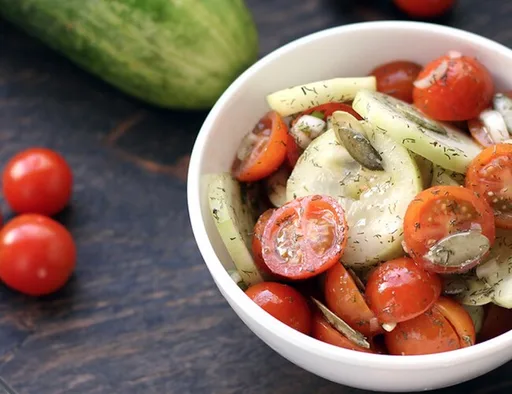 Ensalada fresca de pepino y jitomates cherry. Receta fácil