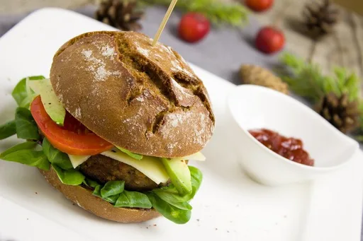 Hamburguesa de frijoles negros y avena sin aceite. Receta fácil y rápida en freidora de aire ideal para este lunes sin carne