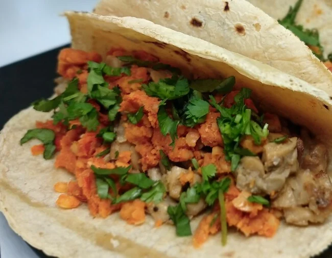Tacos de longaniza de garbanzo. receta fácil y rápida de México ideal para unas fiestas patrias vegetarianas