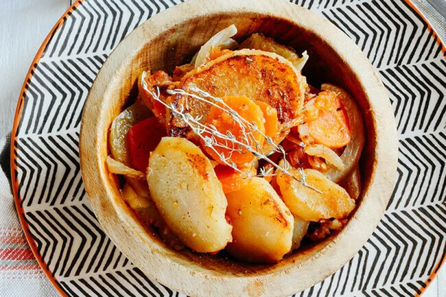 Salteado de papas con verduras al comino. Receta fácil de comida vegetariana