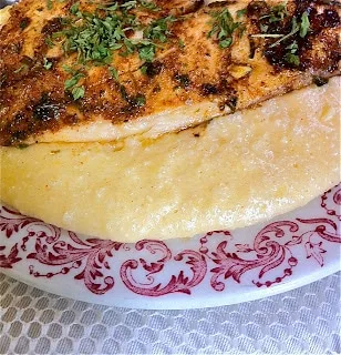 Pescado estilo cajún con gachas de maíz y queso