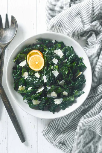 Ensalada de Col Rizada Masajeada