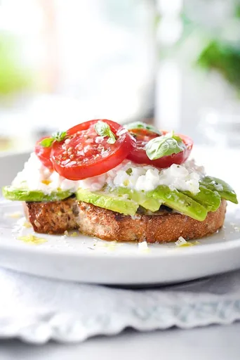 Tostada de aguacate Caprese