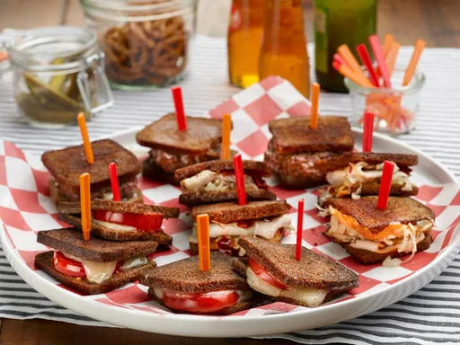 Bufé de mini sándwiches: Mini sándwich de queso fundido y tomate, mini Rachael y mini sándwiches picantes de carne
