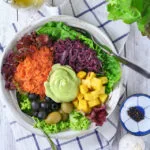 Ensalada de Verduras Variadas con Aderezo Cremoso de Aguacate