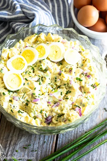 Ensalada de patata con huevos rellenos