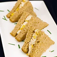 Sándwich de pollo, maíz dulce y mayonesa