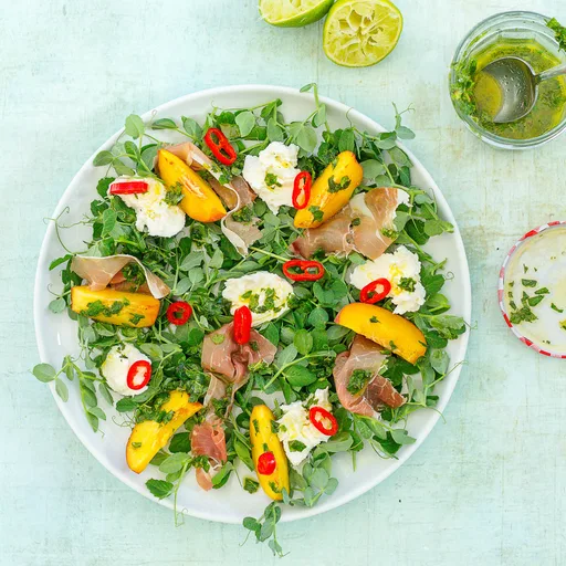 Ensalada de melocotón, jamón de Parma y mozzarella