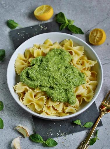 Recetas de pasta vegana: pasta con pesto de aguacate