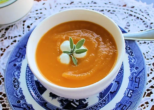 Crema de calabaza y batata con salvia