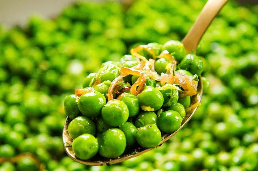 Guisantes con mantequilla y chalotas
