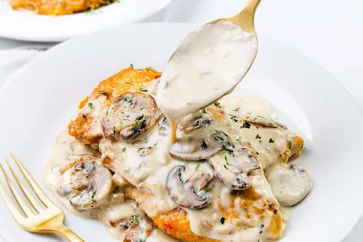 Pollo con salsa cremosa de champiñones