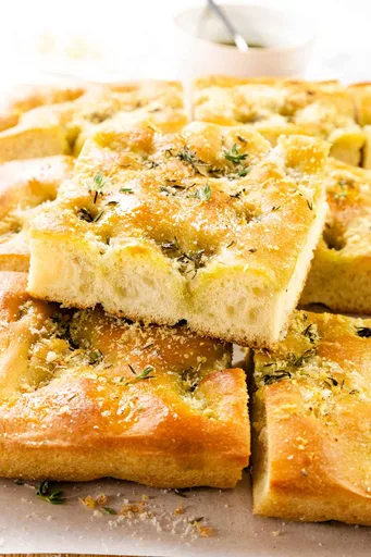 Focaccia de ajo con parmesano y pesto