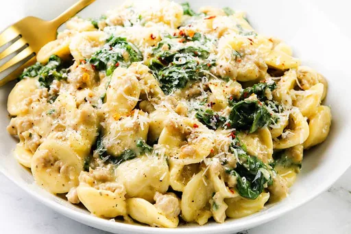 Pasta cremosa con salchicha