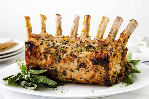 Costillar de cerdo asado con costra de hierbas y ajo