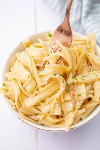 Fideos con mantequilla de ajo