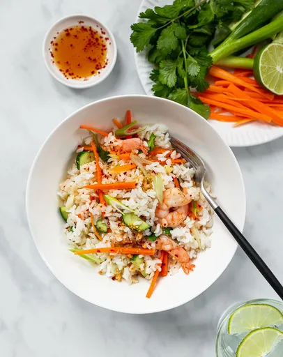 Ensalada de arroz glutinoso con langostinos