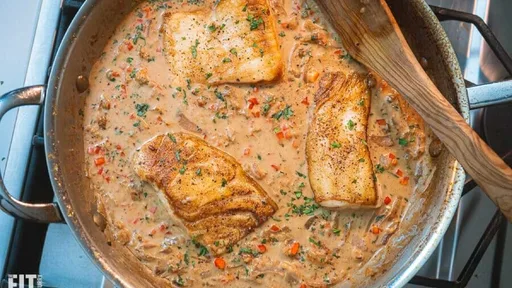 Lubina con salsa cremosa de leche de almendras y hinojo
