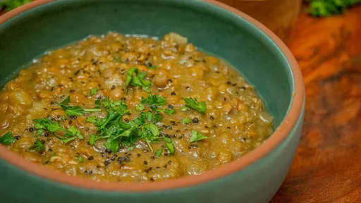 Adasi iraní: guiso salado de lentejas verdes